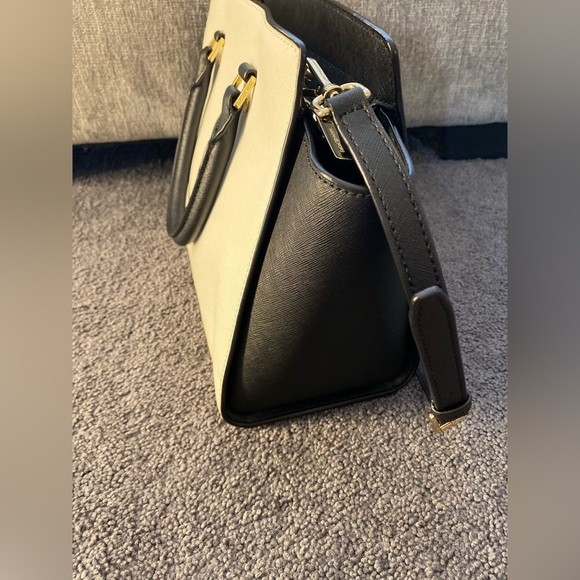 MK medium black/white bag fairly new. It is super cute and you can mix and match - Picture 2 of 8